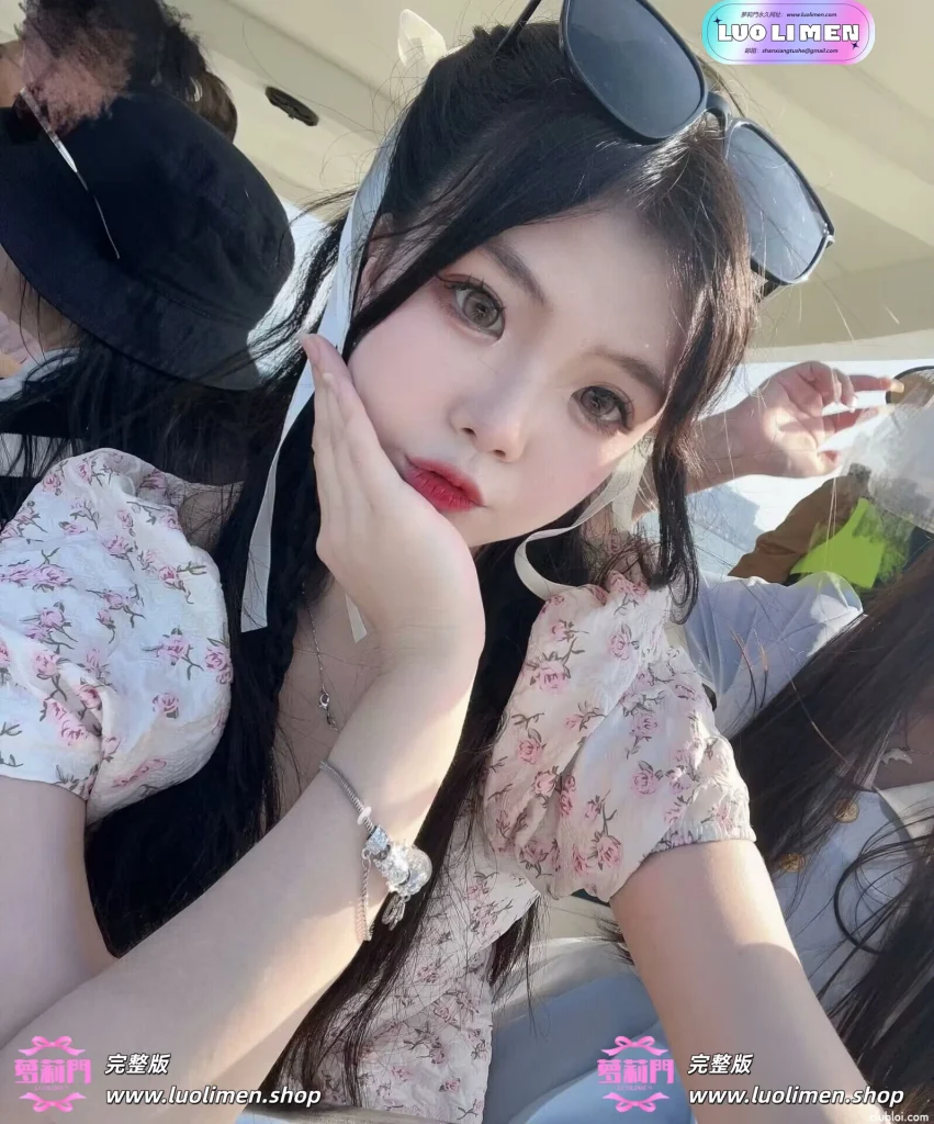 平时温柔像邻家妹 换妆就变御姐掰腿求操 清纯美少女露脸性爱自拍-幼萝萌妹